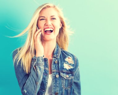 telefonu kullanan genç kadın