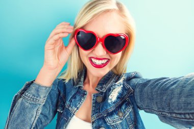 Genç bir kadın selfie çekiyor.