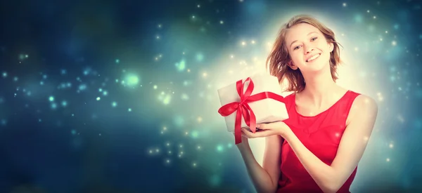 Young woman holding present box — Stock Photo, Image