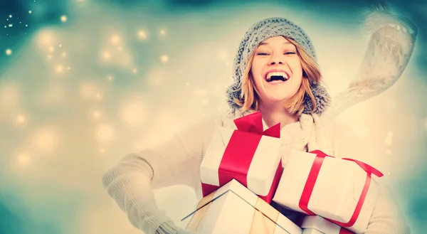 Mujer riendo sosteniendo regalos — Foto de Stock