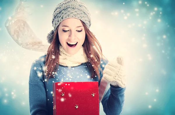 Mujer sorprendida abriendo caja de Navidad —  Fotos de Stock