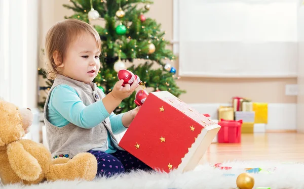 Barn girl öppna en julklapp — Stockfoto