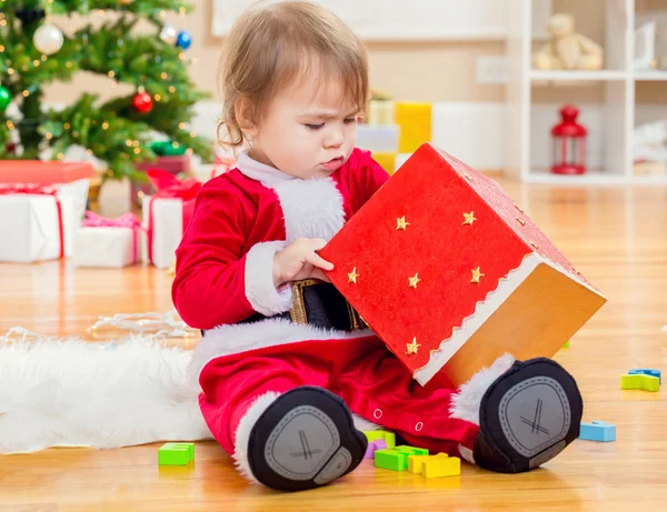 Toddler girl opening present box — Stock Photo, Image