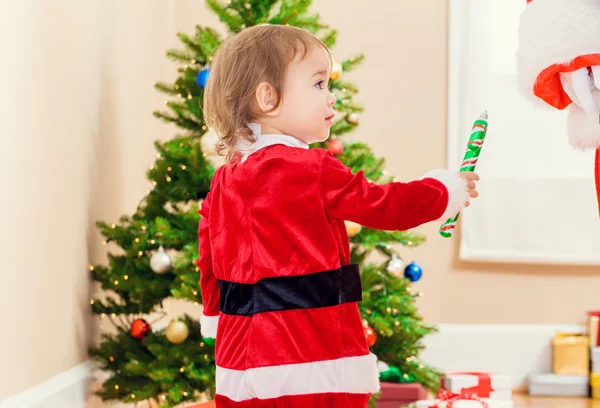 Meisje cadeau ontvangen Santa Claus — Stockfoto