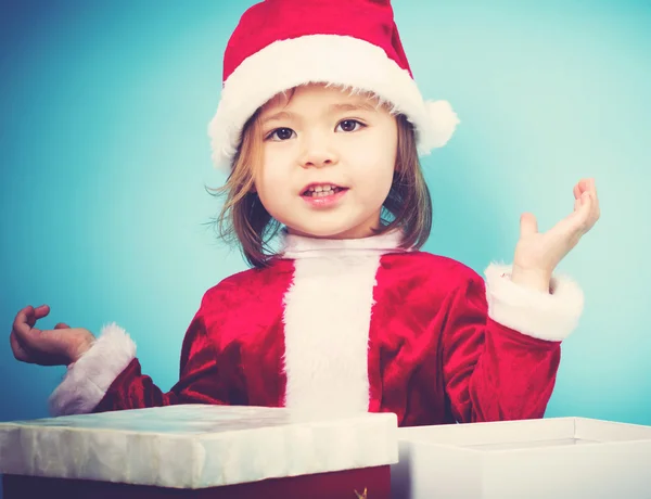 Tout-petit fille avec des cadeaux de Noël — Photo