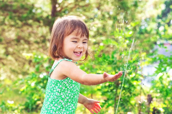 Feliz niña jugando afuera. —  Fotos de Stock