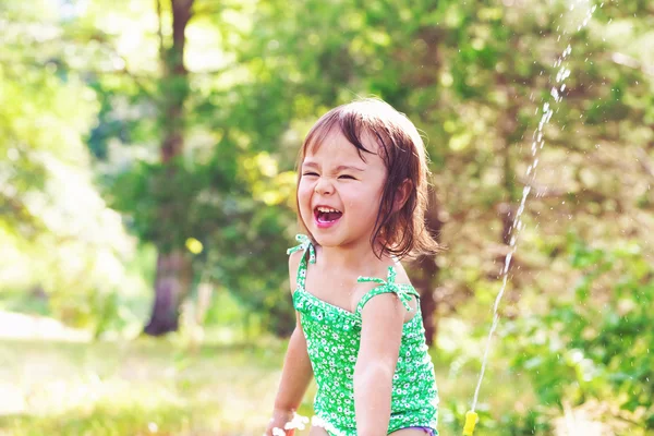 Feliz niña jugando afuera. — Foto de Stock