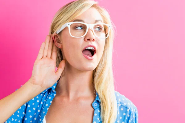 Jeune femme tenant la main près de l'oreille — Photo