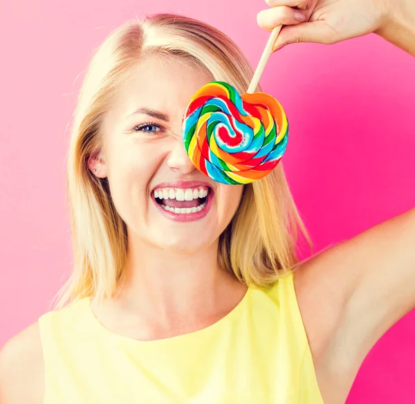 Ung kvinna anläggning lollipop — Stockfoto