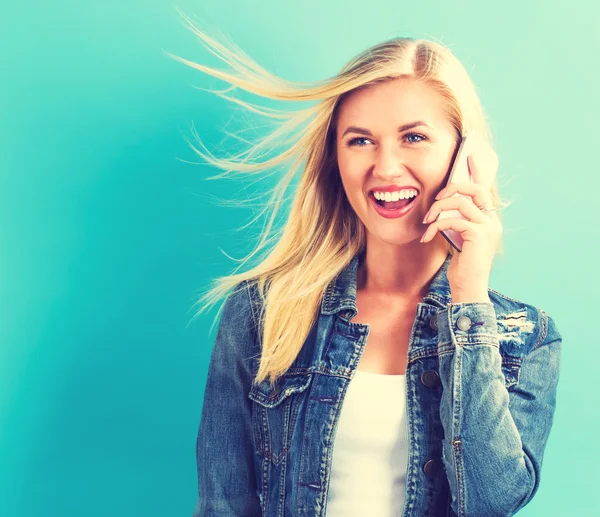 Giovane donna utilizzando il telefono — Foto Stock