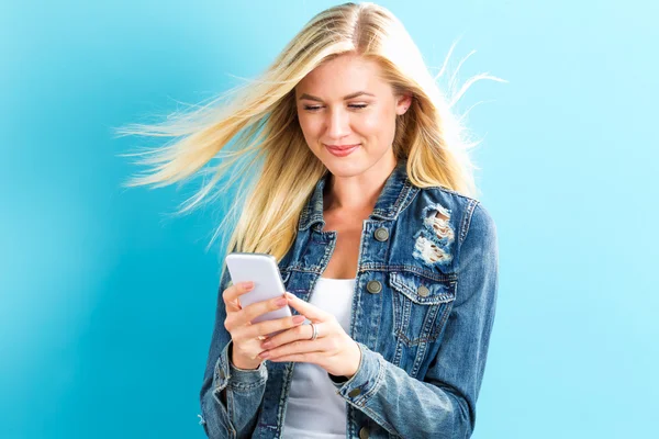 Giovane donna utilizzando il telefono — Foto Stock