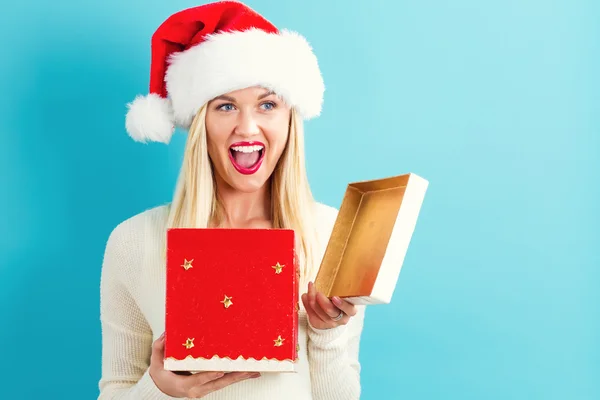 Ung kvinna öppna jul ask — Stockfoto