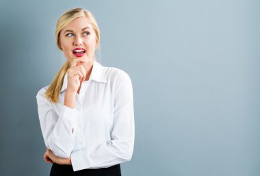 Düşünceli poz genç iş kadını