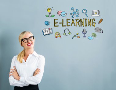 üzerinde yazıt ile işaretler arayan kadın