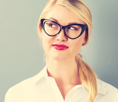 chica con tulipanes holandeses