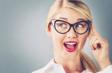 chica con tulipanes holandeses