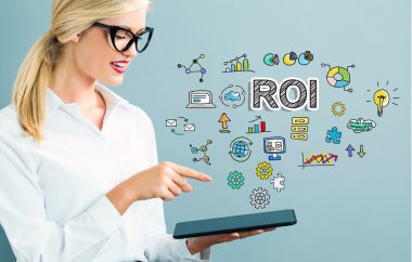 bilgisayar tablet yazıt altında tutan kadın