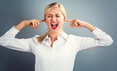 Genç kadın engelleme kulaklar