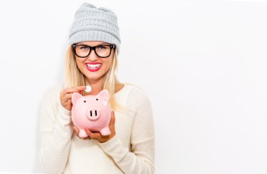 Kumbarayı tutan genç bir kadın.