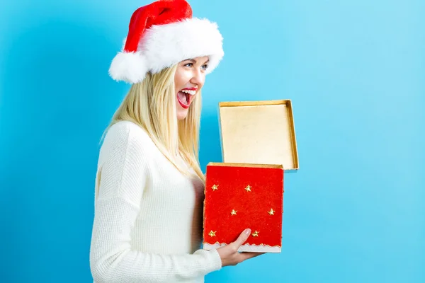 Jonge vrouw opening Christmas box — Stockfoto