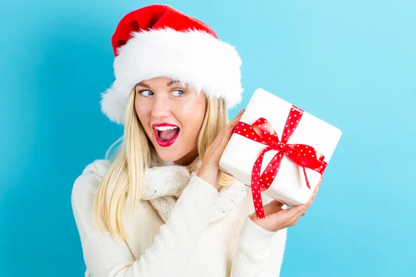 Jovem mulher segurando presente de Natal — Fotografia de Stock