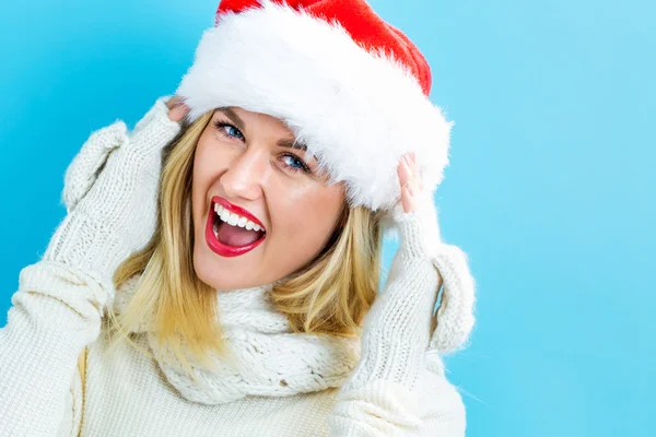 Frau mit Weihnachtsmütze posiert — Stockfoto