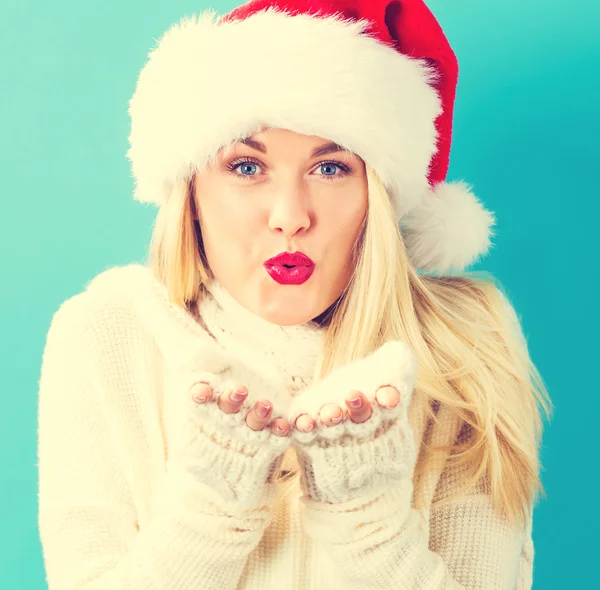 Donna in cappello Babbo Natale che soffia bacio — Foto Stock