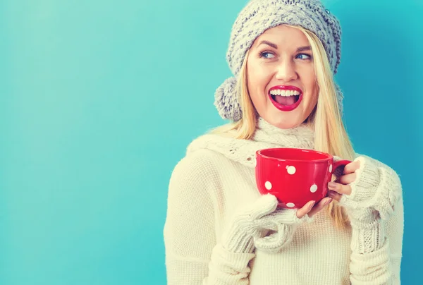 Frau in Winterkleidung trinkt Kaffee — Stockfoto