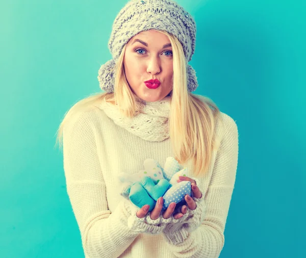 Junge Frau mit Herzkissen — Stockfoto