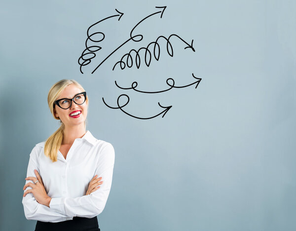 молодая женщина смотрит вверх по знакам
