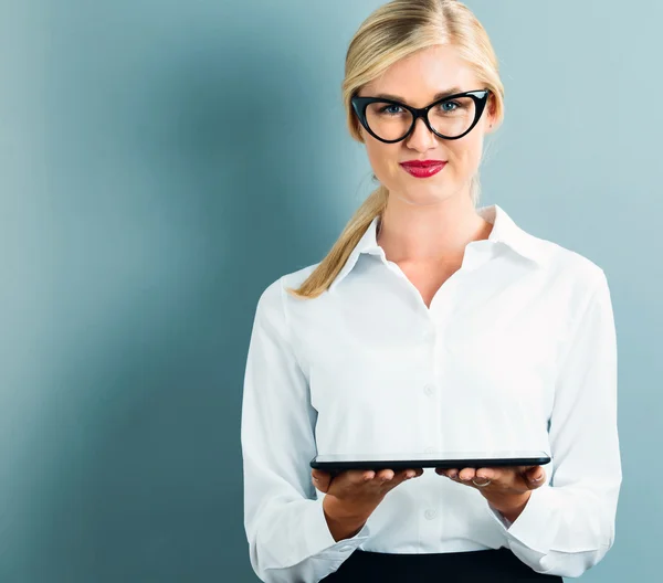 Jovem mulher segurando tablet computador — Fotografia de Stock