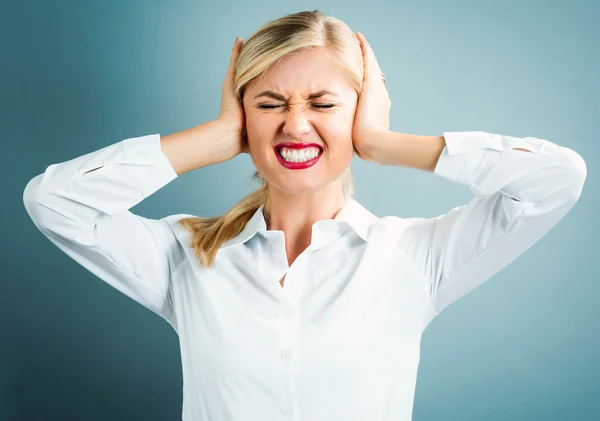 Jonge vrouw blokkerende oren — Stockfoto