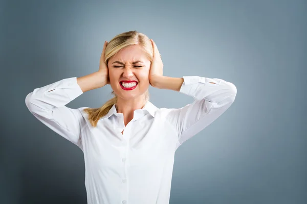 Jonge vrouw blokkerende oren — Stockfoto