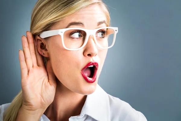 Frau hält Hand am Ohr — Stockfoto