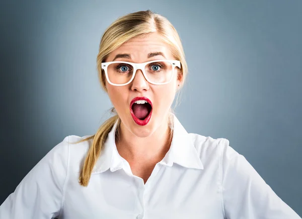 Retrato de una joven sorprendida —  Fotos de Stock