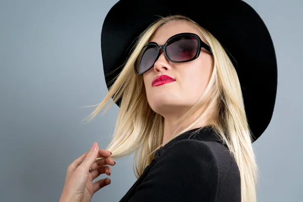 Beautiful young woman in black clothes — Stock Photo, Image