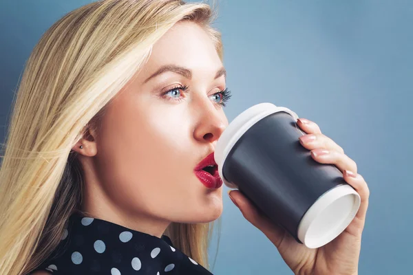 Junge Frau trinkt Kaffee — Stockfoto