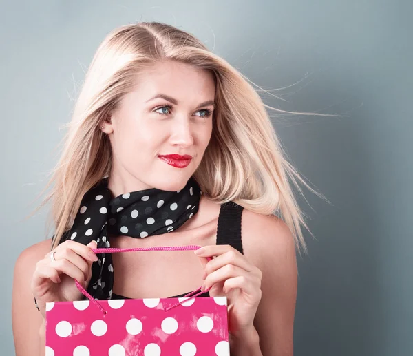 Young woman holding shopping bag — Stock Photo, Image
