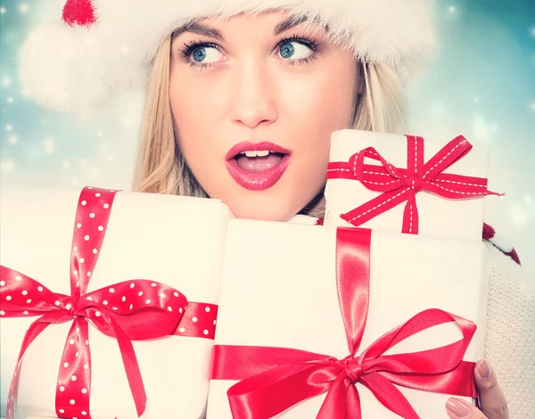 Mujer joven sosteniendo regalos de Navidad — Foto de Stock