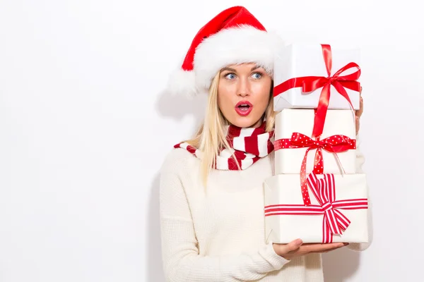 Mujer joven sosteniendo regalos de Navidad — Foto de Stock