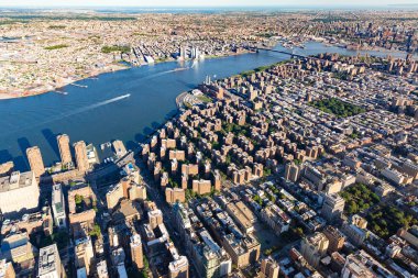 Brooklyn ile Manhattan'ın aşağı Doğu Yakası