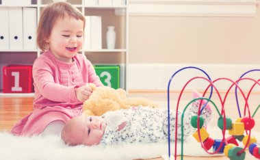 Yeni doğan kız kardeşinle oynamaya yürümeye başlayan çocuk kız