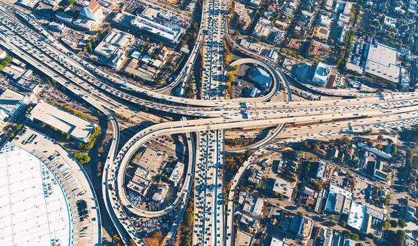 Pemandangan udara persimpangan jalan bebas hambatan di Los Angeles — Stok Foto