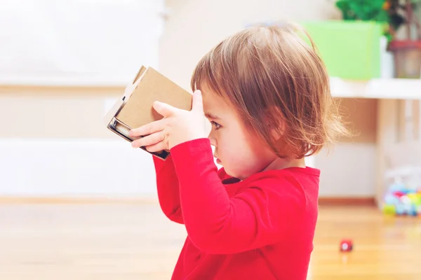 Toddler держит гарнитуру виртуальной реальности — стоковое фото