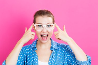 baş parmak ile işaret eden kadın