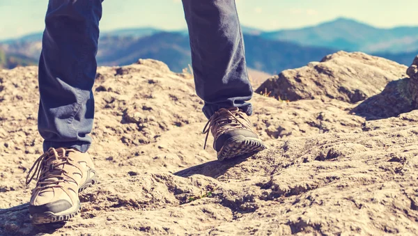 Mannelijke voeten op de rand van de klif — Stockfoto