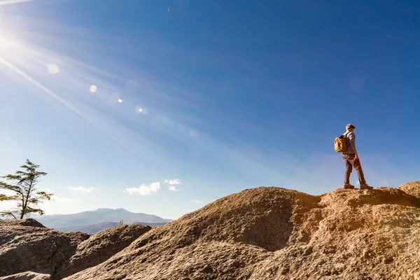 Hombre de pie en el borde del acantilado — Foto de Stock