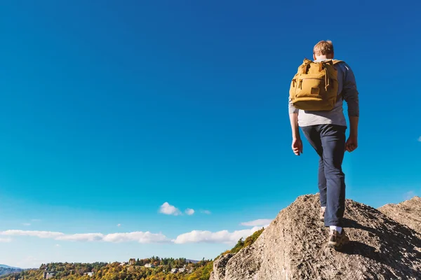 Man lopen op de rand van de klif — Stockfoto