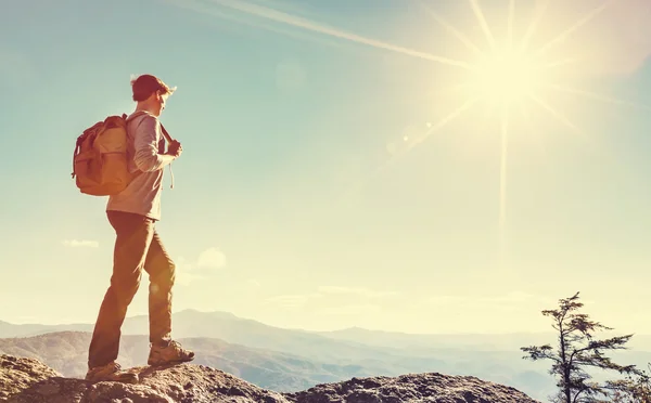 Man standing on edge of cliff — Stock Photo, Image