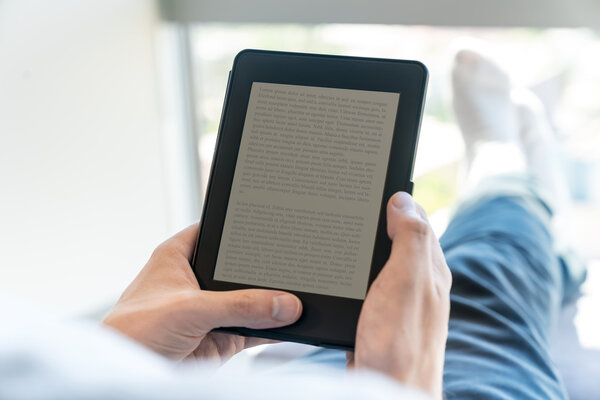 Человек, читающий электронную книгу
